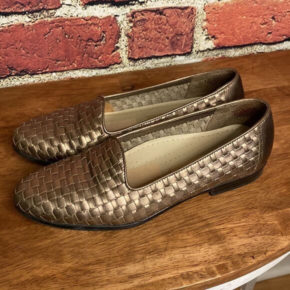 Trotters Bronze Woven Flats - Picture 6 of 12